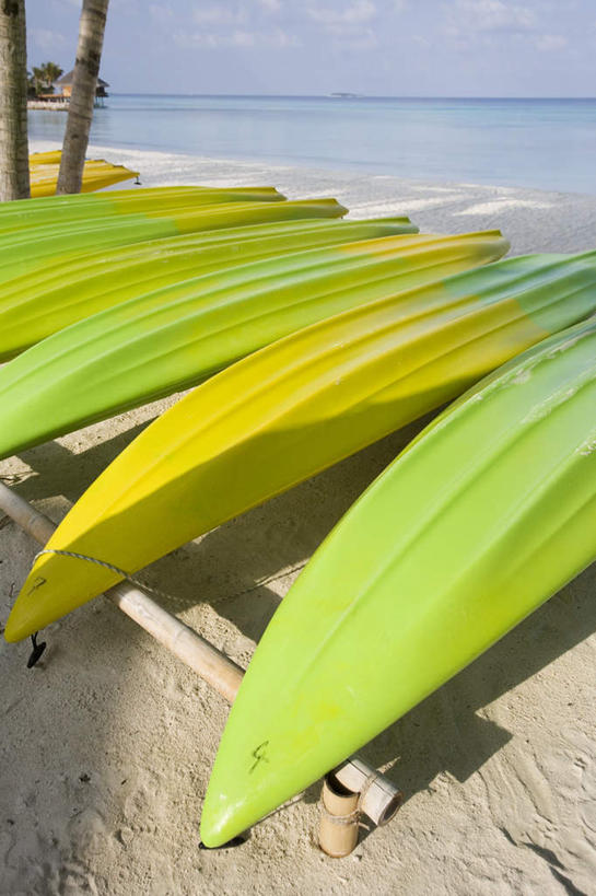 无人,码头,竖图,俯视,室外,白天,旅游,度假,海浪,海洋,美景,沙滩,植物,港口,船,棕榈树,叶子,马尔代夫,亚洲,一排,许多,阴影,波纹,新鲜,整齐,光线,沙子,影子,柱子,海岸,景观,浪花,木船,绿叶,涟漪,沙地,很多,娱乐,树,树木,排列,蓝色,绿色,倒影,蓝天,水纹,天空,阳光,自然,海水,交通工具,波浪,天,享受,休闲,嫩叶,景色,放松,生长,晴朗,成长,青春,炎热,倒映,舟,印度洋,生命,队列,自然风光,载具,独木舟,南亚,缆绳,和平,安详,海景,棕榈叶,万里无云,系船柱,缆绳桩,缆绳柱,系缆桩,水晕,马尔代夫共和国,冷色,独木船,酷热,燥热,反照,马累岛,叶,叶片,大海,风浪,海,海水的波动,海滩,近岸浪,涌浪,晴空,晴空万里,彩图,高角度拍摄,摆渡口,埠头,渡口,渡头,港湾,海港,货运码头,口岸,商港
