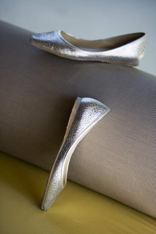 无人,客厅,竖图,室内,特写,白天,正面,鞋,纯洁,摆设,沙发,静物,鞋子,一双,阴影,光线,影子,银色,皮革,陈设,阳光,信仰,安排,起居室,高贵,陈列,布艺沙发,部署,雅致,铺排,客堂,彩图,皮鞋