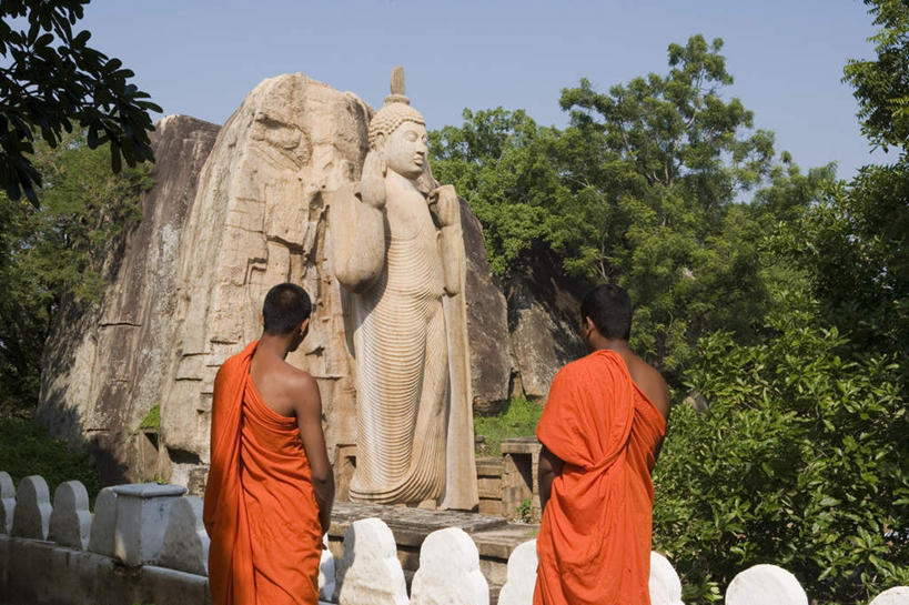 东方人,两个人,和尚,站,举,横图,室外,白天,旅游,度假,石头,美景,山,山脉,植物,标志建筑,地标,建筑,雕塑,斯里兰卡,亚洲,阴影,服装,艺术,装饰,光线,雕刻,雕像,佛像,石子,影子,景观,山峰,山峦,注视,黄种人,娱乐,建设,树,树木,背面,衣服,蓝色,绿色,蓝天,天空,阳光,自然,工艺品,群山,天,观察,看,祈祷,托,站着,享受,休闲,橘色,旅游胜地,景色,放松,服饰,生长,晴朗,成长,观看,纪念,美术,察看,衣着,穿着,祷告,关注,自然风光,主题,南亚,陈列,万里无云,功能,美学,斯里兰卡民主社会主义共和国,衣饰,阿努拉达普拉,男人,男性,中年男性,亚洲人,石块,岩石,晴空,晴空万里,比丘,高僧,僧,僧侣,僧人,沙弥,修行僧,举起,举手,举着,向上举,向上伸,向上托,站立,彩图,全身