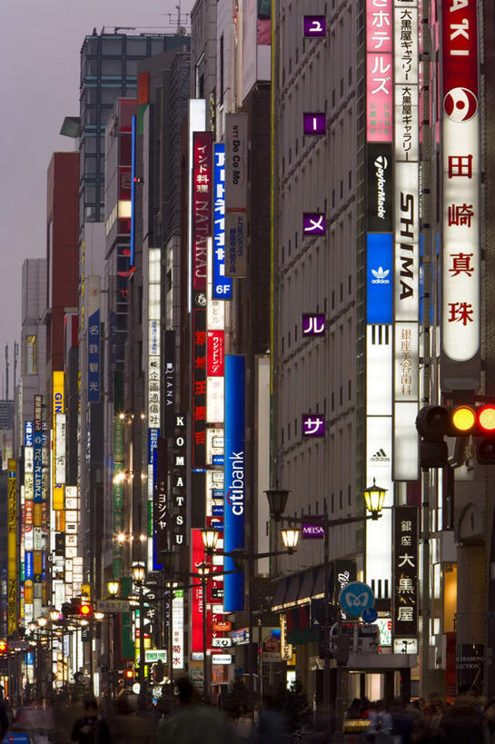 东方人,无人,高楼大厦,商店,走,竖图,室外,白天,正面,购物,度假,消费,美景,城市风光,城市,大厦,摩天大楼,商场,指示牌,东京,日本,亚洲,许多,阴影,服装,光线,英文,标志,文字,影子,字符,字母,景观,大街,灯光,很多,许多人,注视,休闲装,黄种人,娱乐,标识,衣服,蓝色,蓝天,天空,楼宇,天,观察,看,一群人,享受,休闲,休闲服,银座,景色,放松,金融,百货,服饰,晴朗,观看,英文字母,察看,关注,选购,贸易,东亚,本州,万里无云,关东地方,本州岛,日本国,东京都,血拼,阛阓,亚洲人,晴空,晴空万里,步行,散步,走路,彩图,商业,大楼,店铺,高层建筑,高楼,摩天楼,杂货店,杂货铺