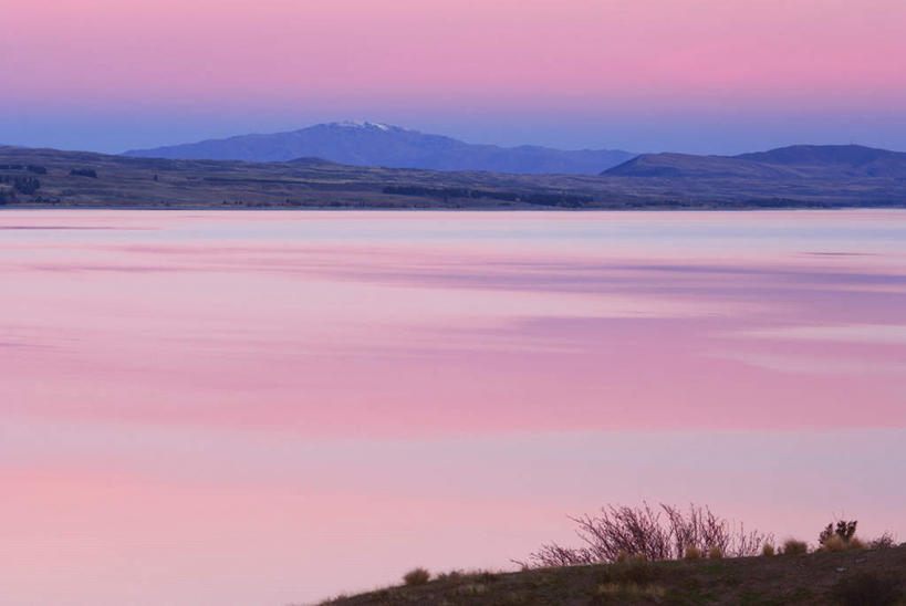无人,横图,俯视,室外,白天,爱情,幸福,安全,草地,草坪,湖,湖泊,美景,日落,山,水,雪,雪山,植物,大雪,新西兰,波纹,平静,冰,湖面,积雪,景观,山峰,水流,水面,晚霞,霞光,雪景,冬季,冬天,落日,粉红色,粉红,涟漪,山峦,浪漫,草,粉色,绿色,倒影,水纹,自然,黄昏,波浪,湖水,健康,景色,彩霞,寒冷,可爱,活泼,青春,宁静,满足,甜美,冰冷,倒映,时髦,自然风光,大洋洲,和平,安详,温柔,纯真,水晕,严寒,纽西兰,冰凉,酷寒,凛冽,凛凛,极冷,长白云之乡,太平,安适,新西兰南岛,安好,宁靖,夕照,反照,夕阳,彩图,高角度拍摄,斜阳
