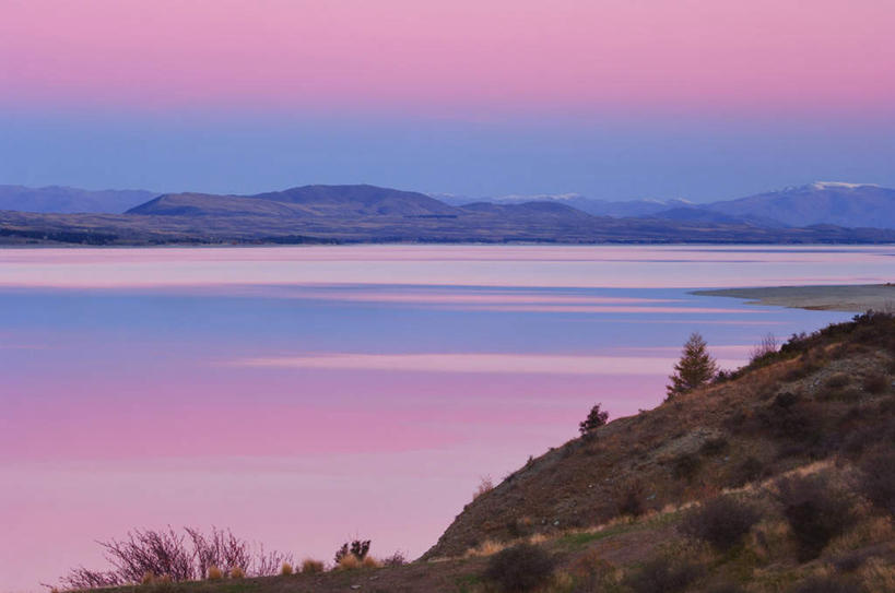 无人,横图,俯视,室外,白天,爱情,幸福,安全,草地,草坪,湖,湖泊,石头,美景,日落,山,水,雪,雪山,植物,大雪,新西兰,波纹,平静,石子,冰,湖面,积雪,景观,山峰,水流,水面,晚霞,霞光,雪景,冬季,冬天,落日,粉红色,粉红,涟漪,山峦,浪漫,草,粉色,绿色,倒影,水纹,自然,黄昏,波浪,湖水,健康,景色,彩霞,寒冷,可爱,活泼,青春,宁静,满足,甜美,冰冷,倒映,时髦,自然风光,大洋洲,和平,安详,温柔,纯真,水晕,严寒,纽西兰,冰凉,酷寒,凛冽,凛凛,极冷,长白云之乡,太平,安适,新西兰南岛,安好,宁靖,夕照,反照,石块,岩石,夕阳,彩图,高角度拍摄,斜阳