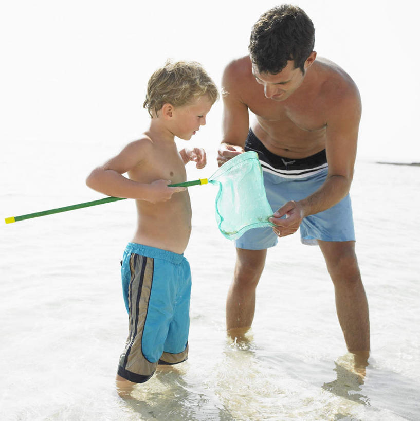 西方人,儿童,两个人,家庭,父亲,儿子,站,笑,微笑,露齿笑,竖图,室外,白天,正面,纯洁,海浪,海洋,欧洲,欧洲人,弯腰,阴影,波纹,服装,光线,影子,浪花,捕虫网,注视,休闲装,小孩,衣服,水纹,阳光,海水,波浪,观察,看,站着,休闲,温暖,温馨,父子,一家人,休闲服,父爱,可爱,童年,童趣,服饰,观看,扫网,水网,和睦,察看,关注,海景,童真,烂漫,无邪,弯身,扑网,天真,男孩,男人,男性,年轻男性,白种人,孩子,年轻人,大海,风浪,海,海水的波动,近岸浪,涌浪,站立,彩图,全身,融洽,男生