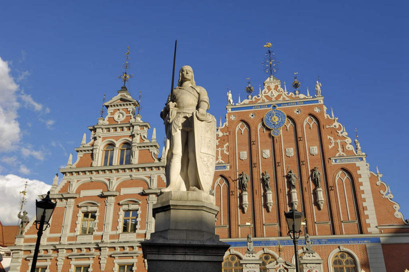 无人,横图,室外,白天,仰视,旅游,度假,石头,标志建筑,地标,建筑,雕塑,欧洲,拉脱维亚,艺术,装饰,雕刻,雕像,石子,墙,云,云朵,首都,云彩,娱乐,建设,墙壁,墙面,蓝色,白云,蓝天,天空,工艺品,天,享受,休闲,旅游胜地,放松,晴朗,纪念,美术,主题,陈列,功能,美学,拉脱维亚共和国,里加,石块,晴空,彩图,低角度拍摄