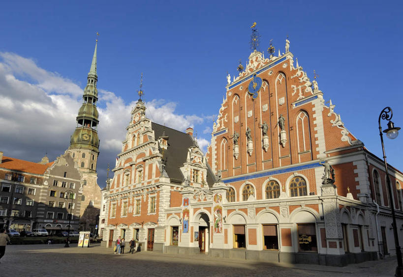 无人,横图,室外,白天,仰视,旅游,度假,石头,标志建筑,地标,建筑,路灯,照明,雕塑,欧洲,拉脱维亚,艺术,装饰,雕刻,雕像,石子,墙,云,云朵,灯光,首都,云彩,娱乐,建设,墙壁,墙面,灯,蓝色,白云,蓝天,天空,工艺品,天,享受,休闲,旅游胜地,放松,晴朗,纪念,照亮,美术,照明设备,主题,陈列,功能,美学,拉脱维亚共和国,里加,石块,晴空,彩图,低角度拍摄