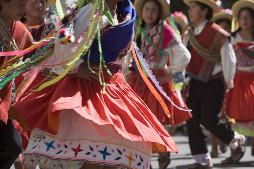 西方人,跳舞者,笑,微笑,露齿笑,横图,室外,白天,正面,民族服装,跳舞,帽子,欧洲,欧洲人,阴影,服装,节日,庆祝,光线,影子,许多人,古典,注视,礼帽,文化,传统,衣服,阳光,观察,看,一群人,庆典,狂欢,服饰,观看,纪念,古装,察看,关注,舞姿,韵味,白种人,舞蹈家,舞蹈演员,舞者,半身,彩图,传统服装,民俗服,舞蹈