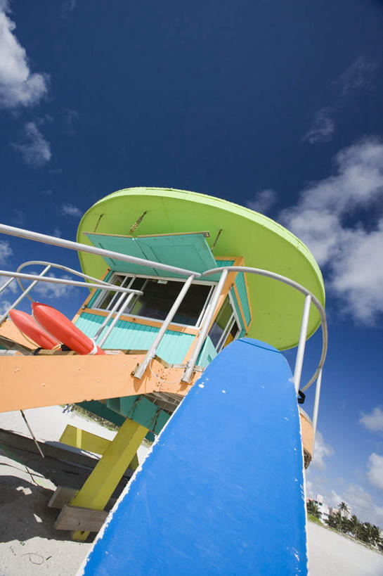 无人,家,栏杆,竖图,室外,白天,仰视,旅游,度假,安全,楼梯,城市,美国,阴影,光线,扶手,影子,房屋,阶梯,屋子,云,云朵,防护,云彩,娱乐,护栏,楼房,台阶,住宅,蓝色,白云,蓝天,天空,阳光,天,享受,休闲,放松,晴朗,保护,北美,北美洲,美洲,保险,佛罗里达,佛罗里达州,迈阿密,佛州,阳光州,北亚美利加洲,亚美利加洲,保全,周全,安稳,安定,救生舱,平安,晴空,彩图,低角度拍摄,房子