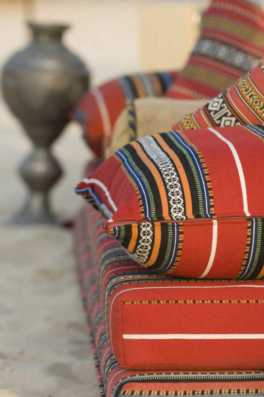 无人,竖图,室外,特写,白天,正面,满意,兴奋,热情,靠垫,沙发,金属制品,阴影,柔软,艺术,装饰,光线,金属,罐子,影子,靠枕,艺术品,开放,红色,阳光,瓶子,工艺品,垫子,枕头,健康,舒服,温暖,温馨,奔放,活力,积极,激情,朝气,工艺,华丽,柔滑,修饰,暖色,美术,吉祥,点缀,舒适,生命,惬意,饱满,布艺沙发,衬托,美观,雅致,雅观,革命,热烈,赤色,充实,斗志,喜气,主动,娇嫩,柔嫩,优柔,惬心,舒畅,恬逸,彩图,欢乐