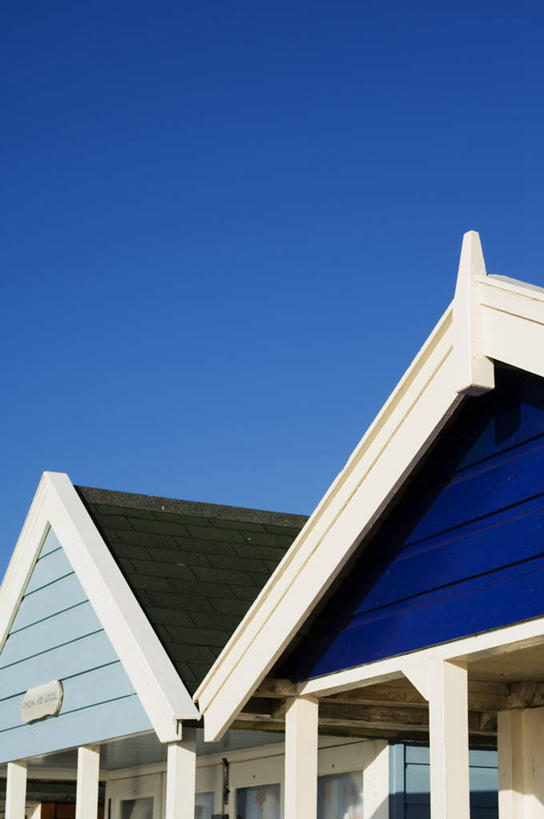 无人,家,竖图,室外,白天,仰视,度假,草地,草坪,美景,沙滩,植物,城市风光,城市,英国,欧洲,一排,阴影,整齐,光线,沙子,影子,房屋,屋子,海岸,景观,沙地,娱乐,楼房,英格兰,住宅,草,树,树木,排列,蓝色,绿色,蓝天,天空,阳光,自然,天,享受,休闲,景色,放松,生长,晴朗,成长,西欧,队列,大不列颠,大不列颠及北爱尔兰联合王国,万里无云,大不列颠联合王国,日不落英帝国,五座,英吉利,萨福克,海滩,晴空,晴空万里,彩图,低角度拍摄,房子