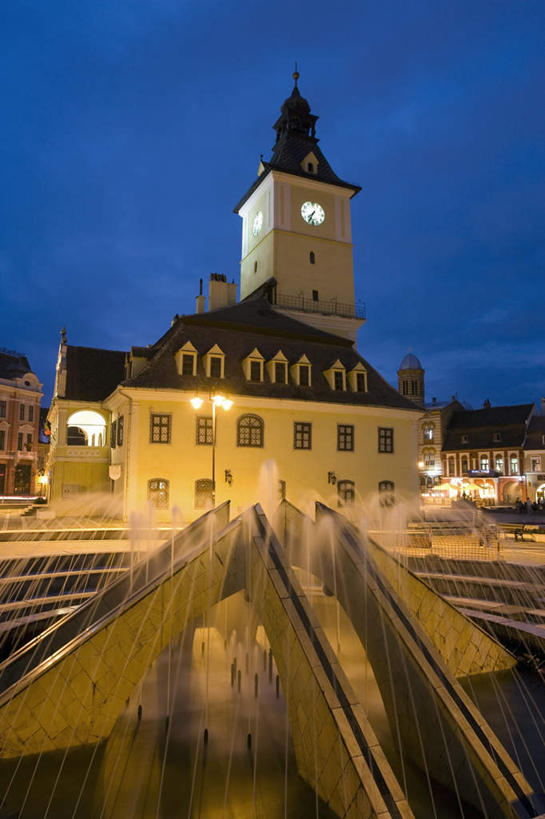 无人,博物馆,家,广场,竖图,室外,夜晚,仰视,度假,美景,窗户,城市风光,城市,路灯,喷泉,玻璃,照明,欧洲,罗马尼亚,阴影,研究,时间,光线,时钟,影子,房屋,墙,屋顶,屋子,景观,灯光,教育,计时,顶棚,文化,娱乐,楼房,玻璃窗,墙壁,墙面,住宅,玻璃制品,灯,蓝色,蓝天,天空,钟表,天,品味,享受,休闲,表,景色,放松,晴朗,展览,照亮,照明设备,欣赏,水景,陈列,东欧,万里无云,美观,塔钟,特兰西瓦尼亚,典藏,布拉索夫,布拉索夫县,设计,钟,晴空,晴空万里,彩图,低角度拍摄,房子