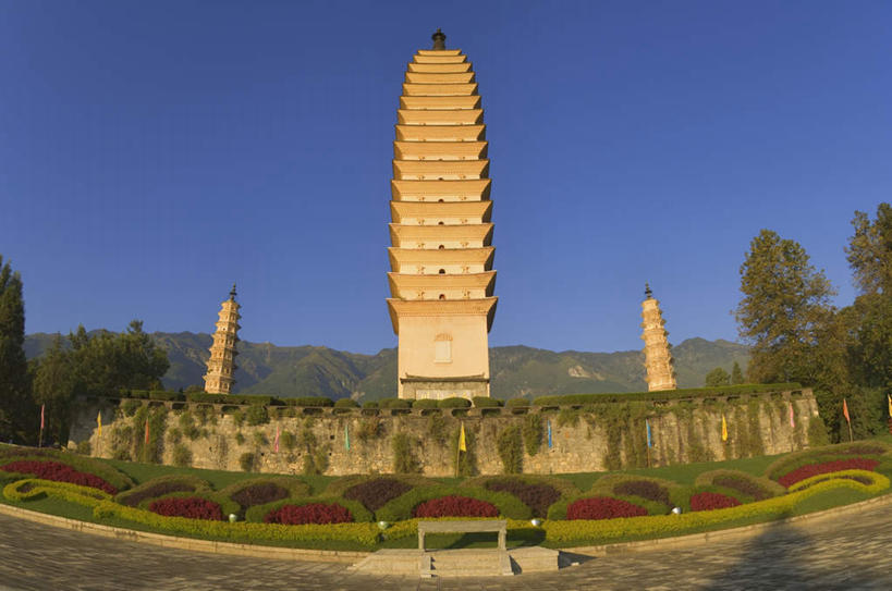 无人,寺庙,横图,室外,白天,仰视,旅游,度假,草地,草坪,山,山脉,植物,标志建筑,地标,建筑,大理,中国,亚洲,阴影,节日,光线,影子,山峰,塔,山峦,文化,娱乐,建设,宝塔,云南,草,树,树木,蓝色,绿色,蓝天,天空,阳光,自然,庙宇,群山,天,祈祷,享受,休闲,健康,旅游胜地,放松,许愿,宗教,信仰,生长,晴朗,成长,纪念,祈求,东亚,云南省,万里无云,中华人民共和国,西南地区,崇圣寺三塔,滇,大理州,大理白族自治州,浮图,浮屠,三塔寺,平安,晴空,晴空万里,彩图,低角度拍摄,庙,寺