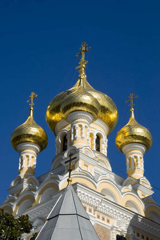 无人,教堂,竖图,室外,白天,仰视,旅游,度假,名胜古迹,植物,标志建筑,地标,建筑,欧洲,保加利亚,阴影,节日,遗迹,高大,光线,影子,宏伟,古迹,文化,文物,娱乐,建设,古建筑,树,树木,蓝色,绿色,蓝天,天空,阳光,自然,天,祈祷,享受,休闲,健康,旅游胜地,放松,许愿,宗教,信仰,生长,晴朗,成长,纪念,华丽,祈求,雄伟,信念,古文明,万里无云,富丽,华美,保加利亚共和国,索非亚,索非亚市,亚历山大.涅夫斯基大教堂,平安,晴空,晴空万里,彩图,低角度拍摄,大教堂,礼拜堂