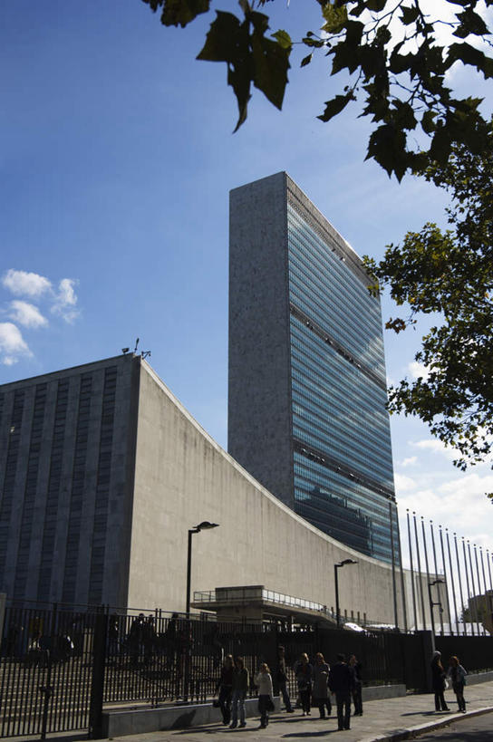 西方人,高楼大厦,栏杆,走,竖图,室外,白天,仰视,度假,美景,植物,城市风光,城市,大厦,道路,建筑,路,路灯,摩天大楼,叶子,照明,欧洲,纽约,美国,欧洲人,阴影,服装,光线,影子,景观,云,云朵,围栏,小路,灯光,曼哈顿,绿叶,交通,许多人,云彩,注视,休闲装,娱乐,护栏,灯,树,树木,衣服,蓝色,绿色,白云,蓝天,天空,阳光,自然,天,观察,看,一群人,享受,休闲,休闲服,嫩叶,景色,放松,服饰,生长,晴朗,成长,观看,照亮,察看,北美,北美洲,照明设备,关注,美洲,联合国总部,纽约州,帝国之州,帝国州,北亚美利加洲,亚美利加洲,联合国大厦,男人,男性,年轻男性,年轻女性,女人,女性,白种人,叶,叶片,晴空,步行,散步,走路,彩图,低角度拍摄,全身,大楼,高层建筑,高楼,摩天楼,曼哈顿岛