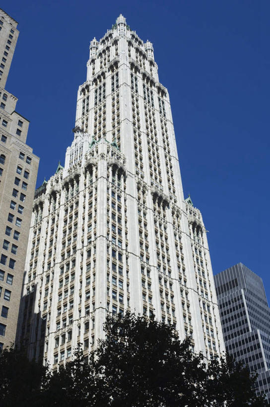 无人,高楼大厦,竖图,室外,白天,仰视,度假,办公楼,美景,植物,城市风光,城市,大厦,建筑,摩天大楼,写字楼,纽约,美国,阴影,光线,影子,景观,塔,曼哈顿,娱乐,树,树木,蓝色,绿色,蓝天,天空,阳光,自然,楼宇,天,享受,休闲,商务楼,景色,放松,生长,晴朗,成长,北美,北美洲,美洲,纽约州,万里无云,帝国之州,帝国州,北亚美利加洲,亚美利加洲,伍尔沃斯大楼,伍尔沃斯大厦,晴空,晴空万里,彩图,低角度拍摄,大楼,高层建筑,高楼,摩天楼,曼哈顿岛