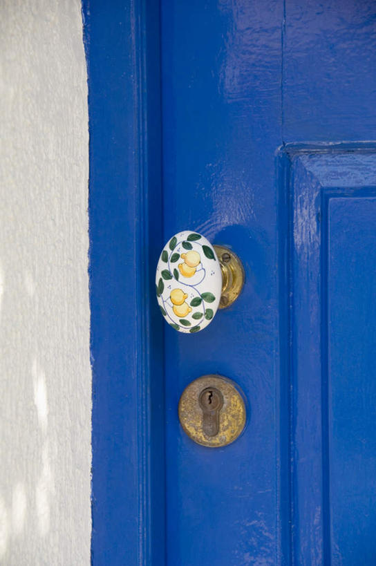 无人,竖图,室外,特写,白天,正面,门,花纹,装饰,透明,墙,门锁,墙壁,墙面,锁孔,蓝色,把手,门把手,门框,华丽,修饰,门把,点缀,衬托,美观,雅致,雅观,理智,沉静,冷色,高深,冷淡,拉手,彩图