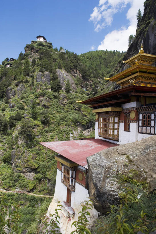 无人,竖图,室外,白天,正面,旅游,度假,美景,山,山脉,树林,植物,标志建筑,地标,建筑,不丹,亚洲,阴影,节日,生气,光线,影子,墙,屋顶,景观,山峰,云,云朵,山峦,云彩,顶棚,文化,娱乐,建设,墙壁,墙面,树,树木,蓝色,绿色,白云,蓝天,天空,阳光,自然,群山,天,祈祷,享受,休闲,健康,旅游胜地,景色,放松,活力,许愿,宗教,信仰,茂盛,生长,晴朗,成长,纪念,生机,五颜六色,祈求,连绵,繁茂,基督教,绵延,天主教,自然风光,修道院,南亚,五彩缤纷,信念,兴旺,昌盛,绵亘,昌隆,畅旺,发达,蕃芜,繁盛,富强,隆盛,蓬勃,旺盛,兴隆,兴盛,郁勃,不丹王国,活气,神学院,修院,隐修院,巴罗,虎穴寺,平安,晴空,彩图