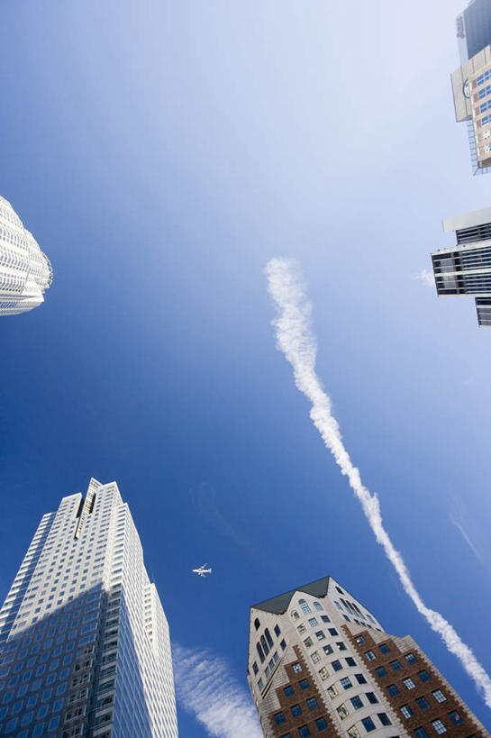 无人,家,高楼大厦,竖图,室外,白天,仰视,度假,美景,窗户,城市风光,标志建筑,城市,大厦,地标,飞机,建筑,摩天大楼,美国,阴影,光线,影子,房屋,墙,屋子,景观,烟雾,公寓,交通,娱乐,航空,建设,洋房,楼房,玻璃窗,墙壁,墙面,住宅,蓝色,蓝天,天空,阳光,交通工具,天,享受,休闲,景色,放松,运输,一架,晴朗,污染,废气,北美,客机,北美洲,加利福尼亚,载具,美洲,飞机尾迹,加州,洛杉矶,加利福尼亚州,尾迹云,机尾云,飞机拉烟,云带,尾迹,万里无云,金州,黄金州,北亚美利加洲,亚美利加洲,机尾迹,飞机尾气,晴空,晴空万里,彩图,低角度拍摄,房子,大楼,高层建筑,高楼,摩天楼