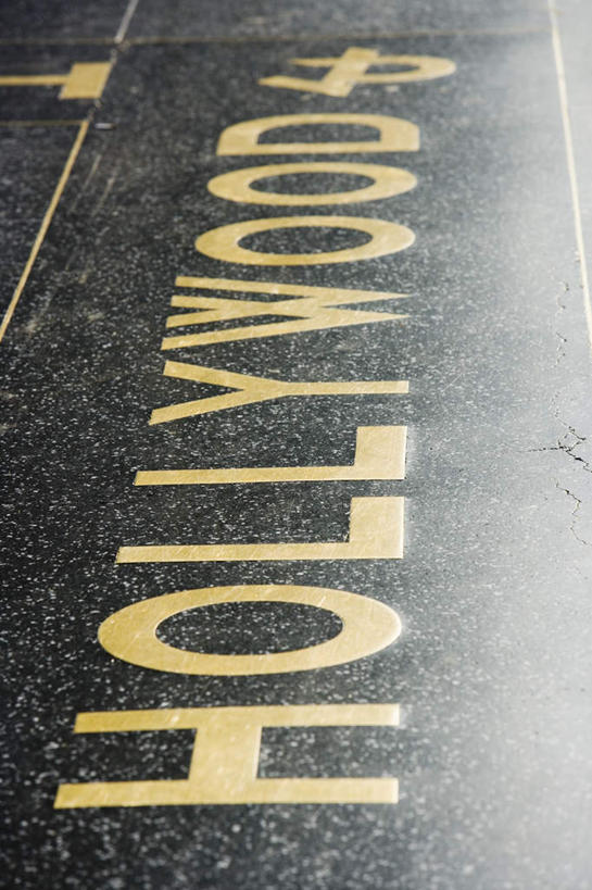 无人,竖图,俯视,室外,特写,白天,旅游,度假,标志建筑,城市,道路,地标,建筑,路,人行横道,公路,美国,阴影,光线,英文,标志,文字,影子,字符,字母,人行道,交通,娱乐,标识,建设,阳光,享受,休闲,旅游胜地,放松,英文字母,北美,北美洲,加利福尼亚,人行横道线,美洲,加州,好莱坞,洛杉矶,加利福尼亚州,金州,黄金州,北亚美利加洲,亚美利加洲,荷里活,斑马线,马路,彩图,高角度拍摄