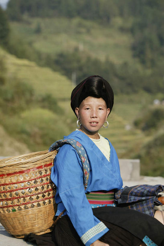 东方人,儿童,背,一个人,农田,坐,笑,交叉,微笑,露齿笑,竖图,室外,白天,侧面,民族服装,纯洁,庄稼,梯田,农作物,草地,草坪,植物,竹子,亚洲,仅一个女性,仅一个人,阴影,竹制,朦胧,模糊,曲折,弯曲,编织,光线,篮子,影子,注视,黄种人,少数民族,草,树,树木,小孩,绿色,阳光,自然,竹篮,背着,观察,看,仅一个小孩,可爱,童年,童趣,蜿蜒,生长,成长,观看,竹条,交织,察看,竹制品,关注,童真,烂漫,无邪,瑶族,背负,穿插,天真,女孩,女人,女性,亚洲人,孩子,坐着,半身,彩图,传统服装,民俗服,耕地,庄稼田,女生