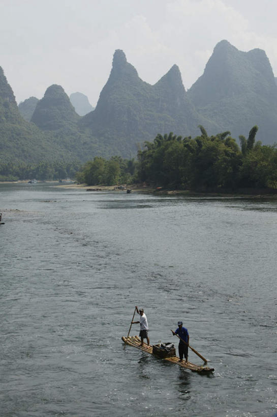 东方人,两个人,站,竖图,室外,白天,正面,旅游,度假,河流,石头,美景,山,山脉,树林,水,植物,雾,中国,亚洲,一排,握,波纹,飞溅,竹制,服装,朦胧,模糊,整齐,溅,编织,石子,液体,竹排,河水,景观,山顶,山峰,水滴,水流,运输工具,山峦,拿,拿着,注视,休闲装,黄种人,娱乐,少数民族,竹筏,水珠,树,树木,排列,衣服,蓝色,绿色,倒影,蓝天,水纹,天空,自然,船尾波,交通工具,波浪,群山,天,观察,看,站着,享受,休闲,休闲服,景色,放松,握着,服饰,生长,晴朗,成长,观看,广西,竹条,迷雾,察看,倒映,竹制品,队列,关注,喷洒,自然风光,载具,东亚,龙胜,龙脊梯田,万里无云,广西壮族自治区,中华人民共和国,桂,华南地区,颠峰,极峰,反照,龙胜各族自治县,水上交通工具,黎族,和平乡,龙胜梯田,平安村,男人,男性,中年男性,亚洲人,石块,岩石,大雾,晴空,晴空万里,站立,彩图,全身