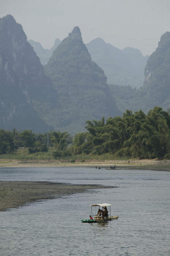 东方人,两个人,站,竖图,室外,白天,正面,旅游,度假,河流,石头,美景,山,山脉,树林,水,植物,雾,中国,亚洲,一排,握,波纹,飞溅,竹制,服装,朦胧,模糊,整齐,溅,编织,石子,液体,竹排,河水,景观,山顶,山峰,水滴,水流,运输工具,山峦,拿,拿着,注视,休闲装,黄种人,娱乐,少数民族,竹筏,水珠,树,树木,排列,衣服,蓝色,绿色,倒影,蓝天,水纹,天空,自然,船尾波,交通工具,波浪,群山,天,观察,看,站着,享受,休闲,休闲服,景色,放松,握着,服饰,生长,晴朗,成长,观看,广西,竹条,迷雾,察看,倒映,竹制品,队列,关注,喷洒,自然风光,载具,东亚,龙胜,龙脊梯田,万里无云,广西壮族自治区,中华人民共和国,桂,华南地区,颠峰,极峰,反照,龙胜各族自治县,水上交通工具,黎族,和平乡,龙胜梯田,平安村,男人,男性,中年男性,亚洲人,石块,岩石,大雾,晴空,晴空万里,站立,彩图,全身