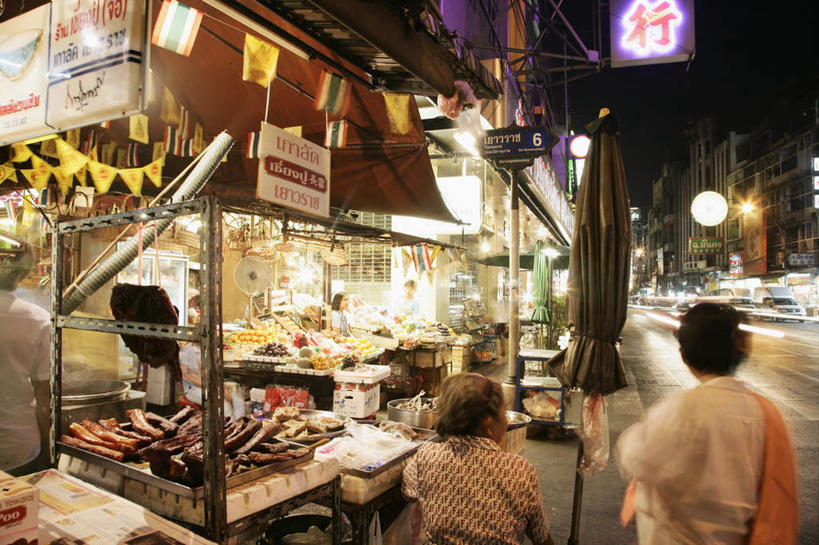 东方人,商店,走,横图,室外,夜晚,正面,购物,旅游,度假,消费,标志建筑,超市,道路,地标,建筑,路,路灯,公路,汽车,水果,照明,曼谷,泰国,亚洲,一堆,许多,阴影,堆叠,堆积,服装,朦胧,模糊,新鲜,光线,影子,灯光,生食,食品,果实,交通,首都,很多,许多人,注视,休闲装,黄种人,娱乐,建设,腊肉,车,灯,食物,衣服,交通工具,轿车,观察,看,一群人,享受,休闲,休闲服,旅游胜地,放松,金融,百货,服饰,便利店,东南亚,有机食品,绿色食品,观看,堆,照亮,察看,照明设备,关注,载具,选购,贸易,泰王国,血拼,零售店,男人,男性,年轻男性,年轻女性,女人,女性,亚洲人,马路,步行,散步,走路,半身,彩图,店铺,杂货店,杂货铺