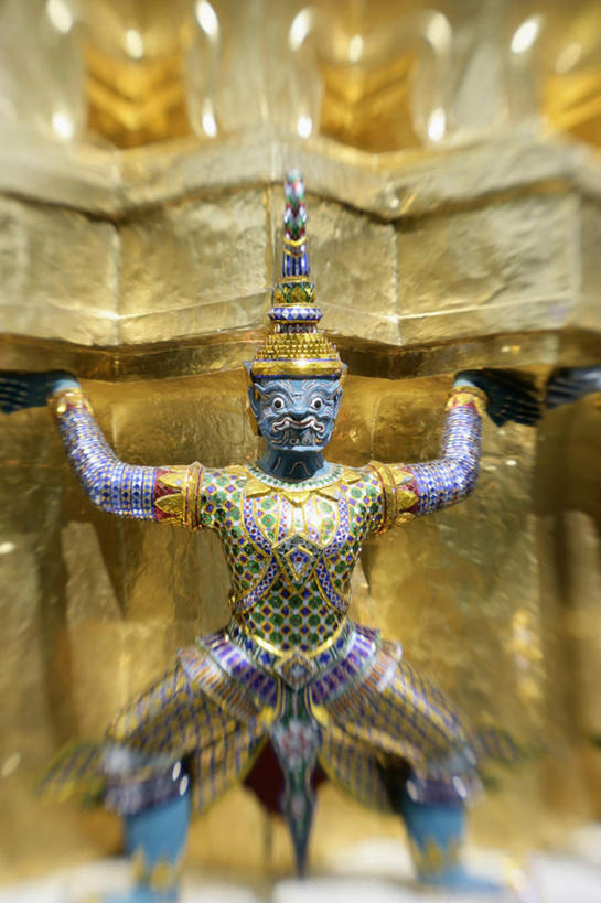 无人,寺庙,站,伸展双臂,竖图,彩色,室外,特写,白天,正面,旅游,度假,标志建筑,地标,建筑,雕塑,曼谷,泰国,亚洲,阴影,节日,朦胧,模糊,艺术,装饰,光线,雕刻,雕像,影子,首都,燃烧,注视,文化,娱乐,建设,阳光,香火,工艺品,庙宇,观察,看,祈祷,站着,享受,休闲,健康,金色,旅游胜地,放松,许愿,宗教,东南亚,信仰,观看,纪念,五颜六色,祈求,美术,色彩斑斓,察看,富贵,关注,主题,五彩缤纷,陈列,忠诚,泰国大皇宫,泰王国,功能,美学,五彩斑斓,富丽,名誉,荣华,五光十色,平安,敞开双臂,伸开双臂,展开双肩,站立,张开手臂,张开双臂,彩图,全身,庙,寺