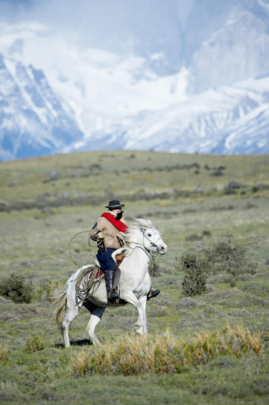 西方人,手,一个人,坐,竖图,室外,白天,侧面,旅游,度假,草地,草坪,山,雪,雪山,植物,大雪,马,野生动物,帽子,欧洲,智利,欧洲人,仅一个男性,仅一个人,骑马,握,阴影,光线,影子,冰,积雪,山峰,雪景,云,云朵,冬季,冬天,山峦,拿,云彩,拿着,注视,娱乐,一匹,草,仅一个年轻男性,骑,蓝色,绿色,白云,蓝天,天空,阳光,动物,绳子,天,观察,看,享受,休闲,手部,牛仔帽,南美,放松,寒冷,握着,运输,牲畜,晴朗,观看,绳索,察看,冰冷,南美洲,拉丁美洲,关注,美洲,亚美利加洲,勤奋,严寒,南亚美利加洲,勤劳,智利共和国,冰凉,酷寒,凛冽,凛凛,极冷,巴塔哥尼亚,勤恳,勤快,勤勉,辛勤,男人,男性,年轻男性,白种人,晴空,坐着,彩图,全身