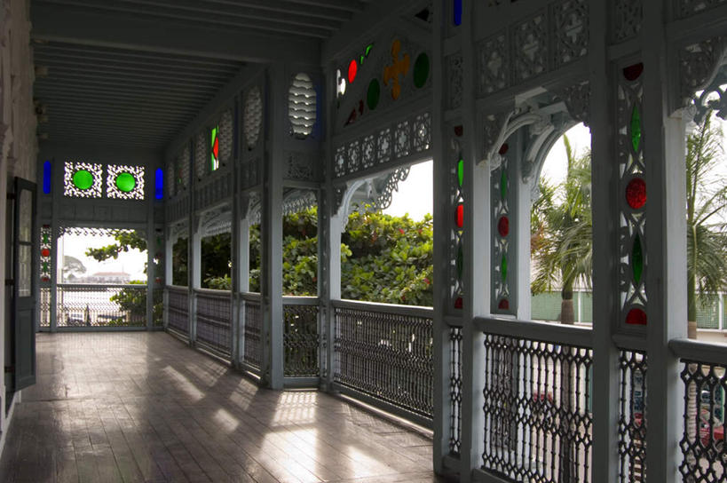 无人,家,栏杆,横图,室外,白天,正面,旅游,度假,植物,窗户,标志建筑,地标,建筑,棕榈树,叶子,非洲,坦桑尼亚,阴影,装饰,光线,影子,房屋,屋子,云,云朵,围栏,走道,走廊,过道,绿叶,云彩,娱乐,建设,护栏,楼房,世界遗产,玻璃窗,住宅,树,树木,蓝色,绿色,白云,蓝天,天空,阳光,自然,天,享受,休闲,嫩叶,旅游胜地,放松,生长,晴朗,成长,华丽,修饰,点缀,棕榈叶,衬托,美观,雅致,雅观,东非,桑给巴尔,坦桑尼亚联合共和国,占吉巴,叶,叶片,晴空,彩图,房子