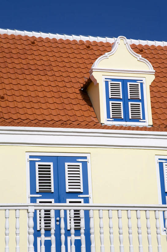 无人,家,栏杆,竖图,室外,白天,正面,度假,美景,窗户,城市风光,城市,百叶窗,房屋,屋子,景观,围栏,娱乐,护栏,楼房,住宅,蓝色,蓝天,天空,天,享受,休闲,景色,放松,晴朗,美洲,万里无云,亚美利加洲,加勒比,加勒比国家联盟,晴空,晴空万里,彩图,房子