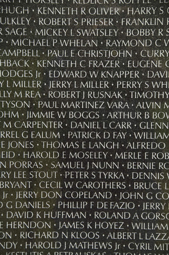 无人,竖图,室内,特写,白天,正面,旅游,度假,标志建筑,地标,建筑,华盛顿,美国,标志,雕刻,文字,字符,字母,纪念碑,历史,娱乐,标识,建设,古代,白色,黑色,享受,休闲,旅游胜地,放松,卫生,北美,北美洲,恐怖,美洲,纯真,华盛顿州,沉默,常绿之州,常青州,不祥,北亚美利加洲,亚美利加洲,悲哀,洁净,光明,雕镂,雕琢,镌刻,恬静,中间色,朴素,清白,古远,消亡,罪恶,华盛顿哭墙,越南战争纪念碑,越战纪念碑,越战将士纪念碑,越战墙,越战阵亡将士纪念碑,彩图