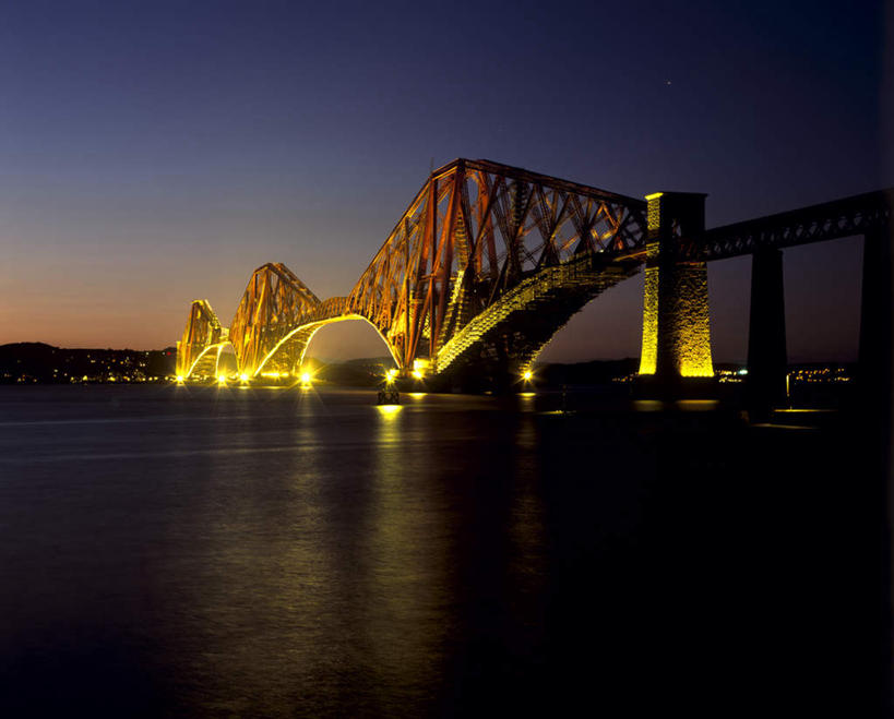 无人,横图,室外,夜晚,正面,旅游,度假,海浪,海洋,美景,标志建筑,大桥,地标,建筑,立交桥,桥梁,照明,英国,欧洲,阴影,高大,光线,影子,景观,浪花,高架,斜拉桥,桥,灯光,宏伟,娱乐,建设,苏格兰,灯,蓝色,蓝天,天空,自然,海水,灯具,天,享受,休闲,旅游胜地,景色,放松,晴朗,照亮,雄伟,照明设备,西欧,自然风光,大不列颠,地灯,海景,大不列颠及北爱尔兰联合王国,万里无云,大不列颠联合王国,日不落英帝国,苏格兰王国,地埋灯,福斯铁路桥,大海,风浪,海,海水的波动,近岸浪,涌浪,晴空,晴空万里,彩图