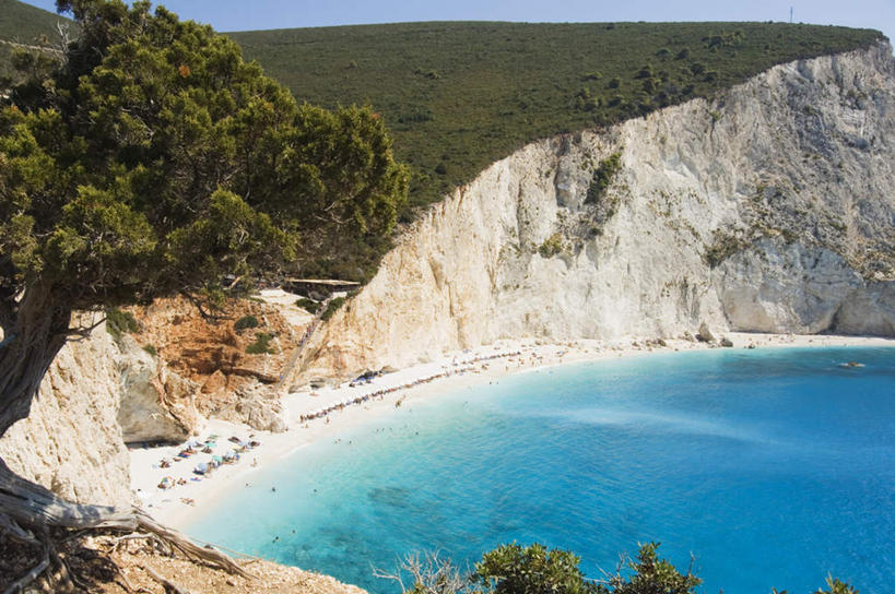 西方人,站,走,躺,横图,俯视,室外,白天,旅游,度假,海浪,海洋,沙滩,山,山脉,植物,椅子,希腊,欧洲,欧洲人,行人,游客,游人,阴影,服装,光线,沙子,影子,躺椅,海岸,浪花,山峰,沙地,山峦,许多人,注视,休闲装,娱乐,路人,旅客,树,树木,衣服,蓝色,绿色,蓝天,天空,阳光,自然,海水,群山,天,观察,看,站着,一群人,享受,休闲,休闲服,放松,服饰,生长,晴朗,成长,观看,沙滩椅,察看,关注,海景,希腊共和国,万里无云,过客,莱夫卡斯州,卧着,男人,男性,年轻男性,年轻女性,女人,女性,白种人,大海,风浪,海,海水的波动,海滩,近岸浪,涌浪,晴空,晴空万里,步行,散步,躺着,卧,站立,走路,彩图,高角度拍摄,全身