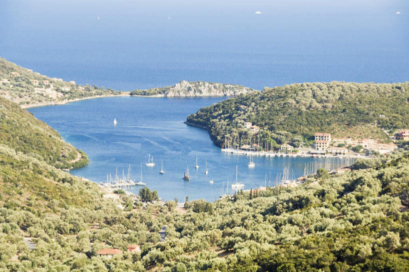 帆船,无人,家,码头,横图,俯视,室外,白天,旅游,度假,海浪,海洋,山,山脉,树林,植物,港口,船,希腊,欧洲,许多,阴影,光线,影子,房屋,屋子,浪花,山峰,山峦,娱乐,楼房,住宅,树,树木,蓝色,绿色,蓝天,天空,阳光,自然,海水,交通工具,群山,天,享受,休闲,放松,生长,晴朗,成长,载具,海景,希腊共和国,万里无云,莱夫卡斯州,大海,风浪,海,海水的波动,近岸浪,涌浪,晴空,晴空万里,彩图,高角度拍摄,房子,摆渡口,埠头,渡口,渡头,港湾,海港,货运码头,口岸,商港