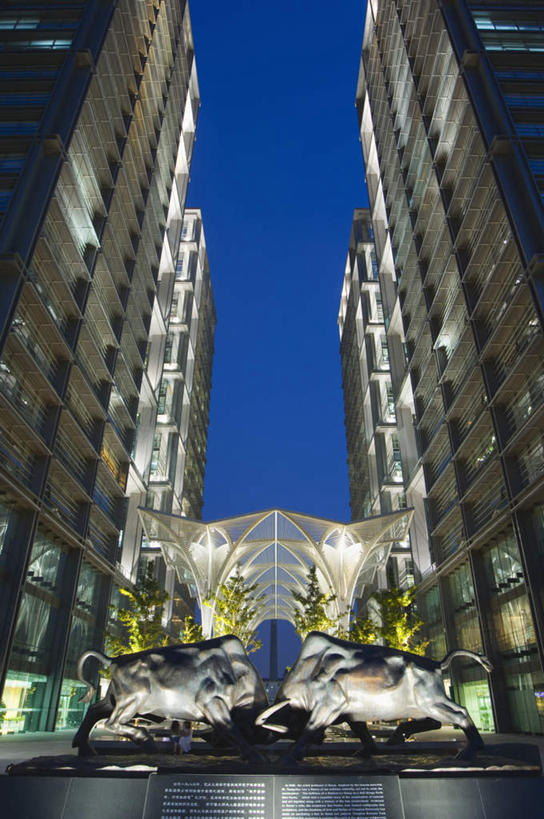 无人,高楼大厦,站,竖图,室外,白天,仰视,度假,美景,植物,城市风光,城市,大厦,建筑,摩天大楼,牛,照明,雕塑,北京,中国,亚洲,两头,对抗,艺术,装饰,雕刻,雕像,景观,灯光,首都,娱乐,建设,吊灯,灯,树,树木,蓝色,绿色,蓝天,天空,自然,动物,工艺品,灯具,天,站着,享受,休闲,家畜,景色,放松,牲畜,生长,晴朗,成长,纪念,照亮,美术,照明设备,对立,主题,陈列,东亚,万里无云,中华人民共和国,北京市,京,北平,华北地区,功能,美学,抗衡,反抗,匹敌,晴空,晴空万里,站立,彩图,低角度拍摄,大楼,高层建筑,高楼,摩天楼