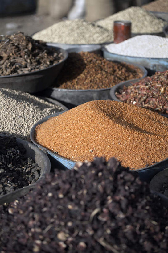 无人,商店,竖图,俯视,室内,特写,白天,购物,消费,金属制品,非洲,苏丹,一堆,许多,阴影,堆叠,堆积,朦胧,模糊,光线,金属,影子,陶瓷,调料,调味,香料,佐料,陶瓷制品,调味品,调味料,阳光,容器,碗,金融,百货,储藏,堆,配料,储存,选购,贸易,北非,作料,血拼,阿非利加洲,苏丹共和国,彩图,高角度拍摄,店铺,杂货店,杂货铺,贮存