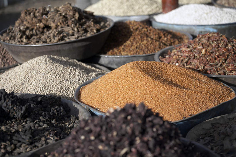 无人,商店,横图,俯视,室内,特写,白天,购物,消费,金属制品,非洲,苏丹,一堆,许多,阴影,堆叠,堆积,朦胧,模糊,光线,金属,影子,陶瓷,调料,调味,香料,佐料,陶瓷制品,调味品,调味料,阳光,容器,碗,金融,百货,储藏,堆,配料,储存,选购,贸易,北非,作料,血拼,阿非利加洲,苏丹共和国,彩图,高角度拍摄,店铺,杂货店,杂货铺,贮存