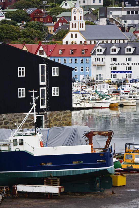 无人,家,码头,竖图,俯视,彩色,室外,白天,海浪,海洋,植物,港口,轮船,船,许多,阴影,光线,影子,房屋,屋子,浪花,楼房,住宅,树,树木,绿色,阳光,自然,海水,交通工具,生长,成长,五颜六色,色彩斑斓,载具,五彩缤纷,海景,五彩斑斓,法罗群岛,五光十色,大海,风浪,海,海水的波动,近岸浪,涌浪,彩图,高角度拍摄,房子,摆渡口,埠头,渡口,渡头,港湾,海港,货运码头,口岸,商港