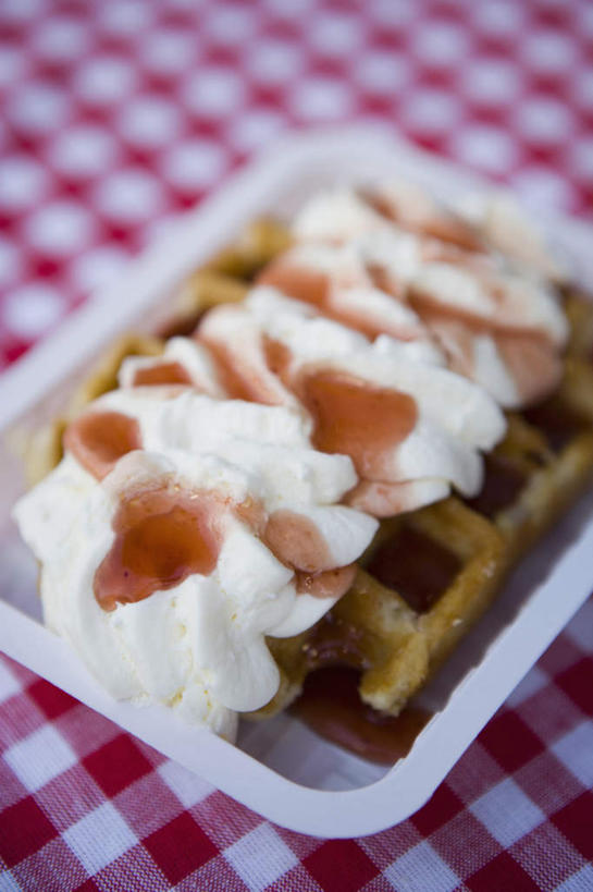 点心,无人,竖图,俯视,室内,白天,餐具,比利时,欧洲,一块,一排,朦胧,模糊,整齐,装饰,粘稠,布料,碟子,盘,塑料,调料,食品,糖,甜点,调味品,调味料,布纹,桌布,食物,糕点,排列,一个,盘子,餐巾,塑料制品,碟,台布,饼干,甜食,零食,单个,糖浆,华丽,修饰,点缀,西欧,队列,黏稠,省会,衬托,美观,雅致,雅观,装饰饼干,比利时王国,浓厚,布鲁日,西佛兰德省,彩图,高角度拍摄