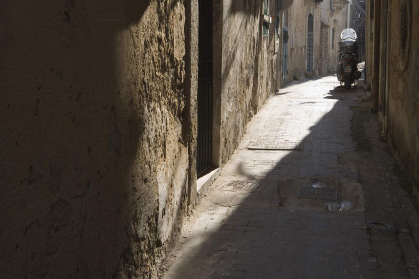 无人,家,横图,室外,白天,正面,度假,美景,门,城市风光,城市,道路,路,摩托车,意大利,欧洲,一排,阴影,整齐,光线,影子,房屋,屋子,景观,小路,小巷,交通,娱乐,楼房,住宅,车,排列,阳光,门框,交通工具,享受,休闲,景色,放松,西西里,队列,南欧,载具,意大利共和国,一部,西西里岛,冷巷,彩图,房子