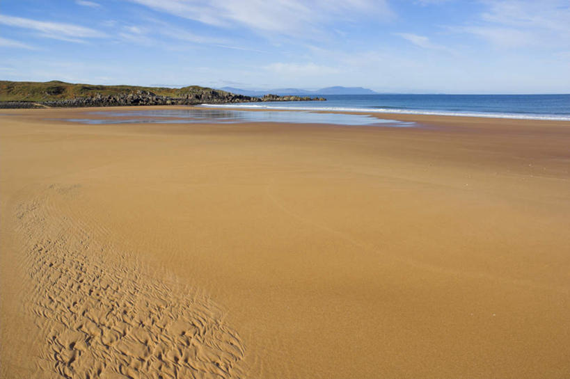 无人,横图,室外,白天,正面,安全,草地,草坪,海浪,海洋,石头,美景,沙滩,山,山脉,植物,英国,欧洲,阴影,平静,光线,沙子,石子,影子,海岸,景观,浪花,山峰,云,云朵,沙地,山峦,云彩,英格兰,草,蓝色,绿色,白云,蓝天,天空,阳光,自然,海水,群山,天,景色,晴朗,宁静,西欧,自然风光,和平,安详,大不列颠,海景,大不列颠及北爱尔兰联合王国,大不列颠联合王国,日不落英帝国,太平,安适,安好,宁靖,英吉利,韦斯特罗斯,大海,风浪,海,海水的波动,海滩,近岸浪,石块,岩石,涌浪,晴空,彩图