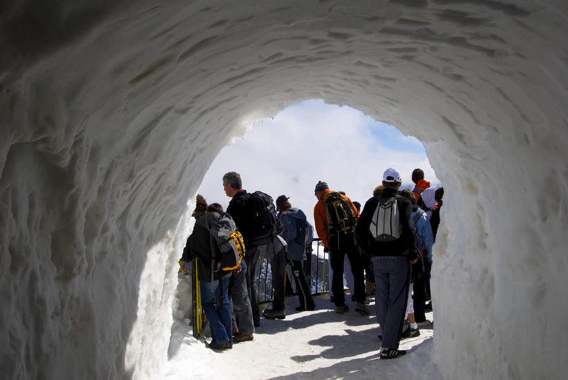 西方人,站,横图,室内,白天,旅游,度假,雪,大雪,帽子,法国,欧洲,阿尔卑斯山,欧洲人,阴影,服装,光线,影子,积雪,山洞,雪景,云,云朵,冬季,冬天,许多人,云彩,注视,休闲装,娱乐,运动帽,背面,衣服,蓝色,白云,蓝天,天空,阳光,天,观察,看,站着,一群人,享受,休闲,休闲服,鸭舌帽,放松,寒冷,服饰,晴朗,观看,察看,关注,勃朗峰,法兰西共和国,法兰西第五共和国,严寒,岩穴,霞慕尼,白种人,晴空,站立,半身,彩图