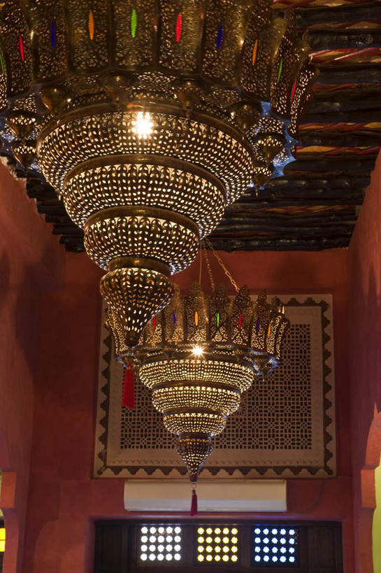 无人,竖图,彩色,室内,白天,仰视,旅游,度假,标志建筑,地标,建筑,照明,卡塔尔,亚洲,一排,吊挂,悬挂,整齐,装饰,灯光,首都,挂,娱乐,建设,吊灯,灯,排列,灯具,享受,休闲,旅游胜地,放松,五颜六色,华丽,修饰,照亮,色彩斑斓,点缀,照明设备,队列,西亚,五彩缤纷,多哈,衬托,美观,雅致,雅观,五彩斑斓,卡塔尔国,五光十色,贝达,彩图,低角度拍摄