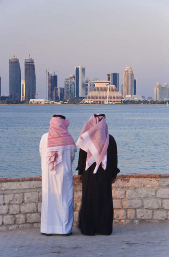 东方人,两个人,高楼大厦,站,竖图,室外,白天,民族服装,度假,河流,美景,水,城市风光,城市,大厦,建筑,摩天大楼,卡塔尔,亚洲,阴影,光线,影子,河水,景观,水流,首都,黄种人,娱乐,建设,背面,蓝色,蓝天,天空,阳光,天,站着,享受,休闲,景色,放松,晴朗,西亚,多哈,万里无云,卡塔尔国,贝达,男人,男性,年轻男性,亚洲人,晴空,晴空万里,站立,彩图,全身,传统服装,民俗服,大楼,高层建筑,高楼,摩天楼
