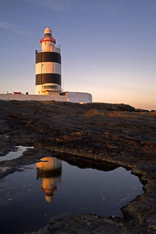 无人,竖图,室外,白天,正面,旅游,度假,草地,草坪,海浪,海洋,石头,植物,标志建筑,道路,地标,建筑,爱尔兰,欧洲,信息,石子,浪花,灯塔,交通,拂晓,黎明,方向,娱乐,建设,草,蓝色,绿色,倒影,蓝天,天空,海水,天,享受,休闲,旅游胜地,放松,晴朗,引导,指引,倒映,西欧,海景,万里无云,爱尔兰共和国,航标,反照,大海,风浪,海,海水的波动,近岸浪,石块,岩石,涌浪,晴空,晴空万里,彩图,导航