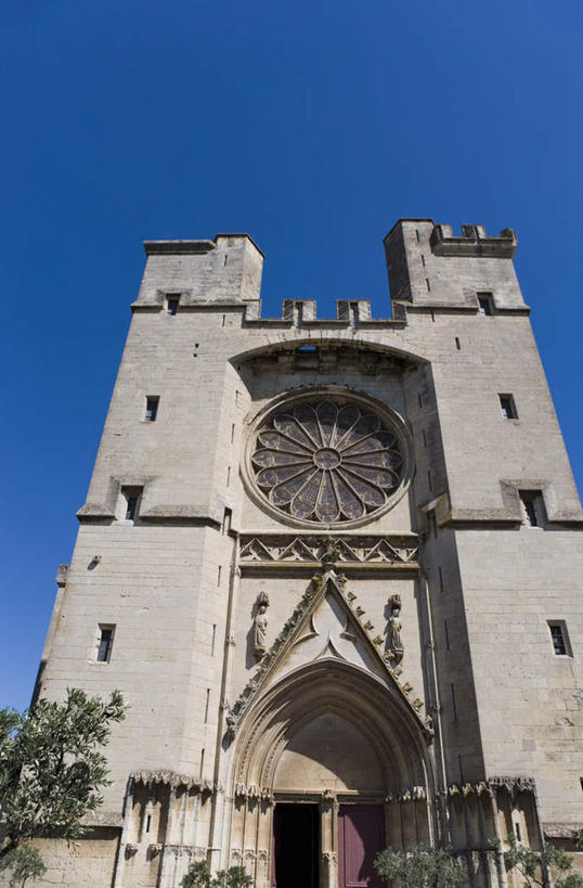 无人,教堂,竖图,室外,白天,仰视,旅游,度假,名胜古迹,植物,窗户,标志建筑,地标,建筑,法国,欧洲,阴影,节日,遗迹,光线,影子,墙,古迹,文化,文物,娱乐,建设,古建筑,玻璃窗,墙壁,墙面,树,树木,蓝色,绿色,蓝天,天空,阳光,自然,天,祈祷,享受,休闲,健康,旅游胜地,放松,许愿,宗教,信仰,生长,晴朗,成长,纪念,祈求,基督教,天主教,信念,古文明,万里无云,法兰西共和国,法兰西第五共和国,埃罗,朗格多克.鲁西永,埃罗省,朗格多克.鲁西永大区,平安,晴空,晴空万里,彩图,低角度拍摄,大教堂,礼拜堂