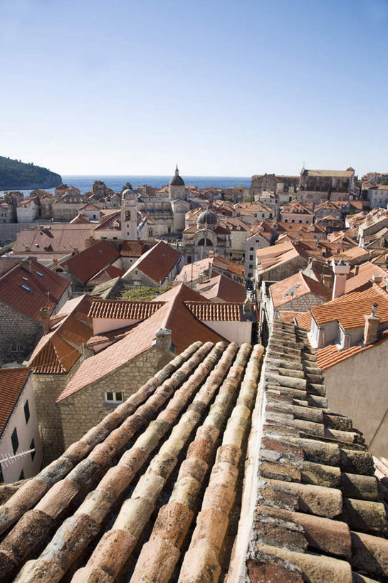 无人,家,竖图,俯视,室外,白天,度假,美景,城市风光,城市,建筑,欧洲,克罗地亚,阴影,光线,瓦片,影子,房屋,屋顶,屋子,景观,首都,顶棚,瓦,娱乐,楼房,住宅,排列,蓝色,蓝天,天空,阳光,天,享受,休闲,陶器,景色,放松,建造,晴朗,陶土,屋瓦,万里无云,摆列,克罗地亚共和国,萨格勒布,晴空,晴空万里,彩图,高角度拍摄,房子,布列,分列