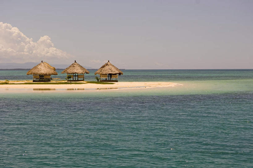 无人,家,横图,室外,白天,正面,旅游,度假,海浪,海洋,美景,沙滩,椅子,菲律宾,亚洲,一排,阴影,波纹,整齐,光线,沙子,影子,房屋,木椅,屋子,草屋,海岸,景观,浪花,云,云朵,涟漪,沙地,云彩,娱乐,住宅,排列,三个,蓝色,白云,倒影,蓝天,水纹,天空,阳光,自然,海水,茅草屋,波浪,天,享受,休闲,景色,放松,东南亚,晴朗,倒映,队列,自然风光,海景,水晕,菲律宾共和国,宿务,宿务岛,米沙鄢,米沙鄢群岛,反照,三间,大海,风浪,海,海水的波动,海滩,近岸浪,涌浪,晴空,彩图,房子,茅舍,茅屋,小屋