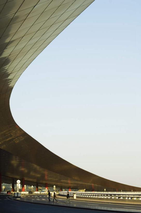 东方人,机场,走,说,竖图,室外,白天,仰视,度假,讨论,美景,城市风光,城市,道路,飞机场,路,公路,北京,中国,亚洲,阴影,光线,影子,屋顶,景观,交通,首都,许多人,顶棚,注视,黄种人,娱乐,蓝色,蓝天,天空,阳光,天,观察,看,一群人,享受,休闲,景色,放松,观看,察看,关注,东亚,中华人民共和国,北京市,京,北平,华北地区,国际机场,交流,亚洲人,航空站,空港,马路,步行,沟通,讲话,交谈,散步,商讨,说话,谈话,走路,彩图,低角度拍摄,全身