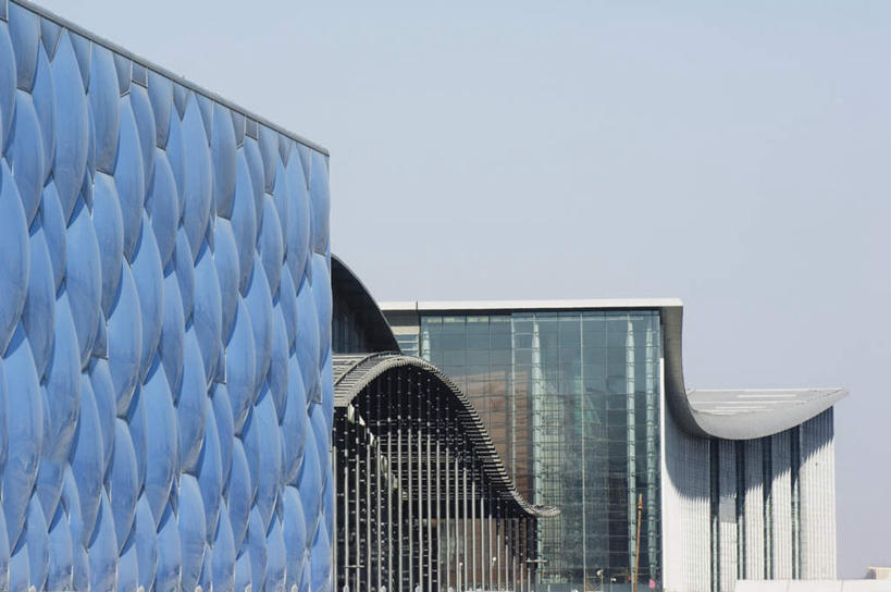 无人,体育馆,运动场,横图,室外,白天,正面,旅游,度假,窗户,标志建筑,地标,建筑,雕塑,北京,中国,亚洲,阴影,艺术,装饰,光线,雕刻,雕像,影子,屋顶,首都,顶棚,娱乐,建设,体育场,玻璃窗,蓝色,蓝天,天空,阳光,工艺品,天,享受,休闲,旅游胜地,放松,纪念,美术,主题,陈列,东亚,中华人民共和国,北京市,京,北平,华北地区,功能,美学,运动馆,彩图,水立方,奥林匹克公园